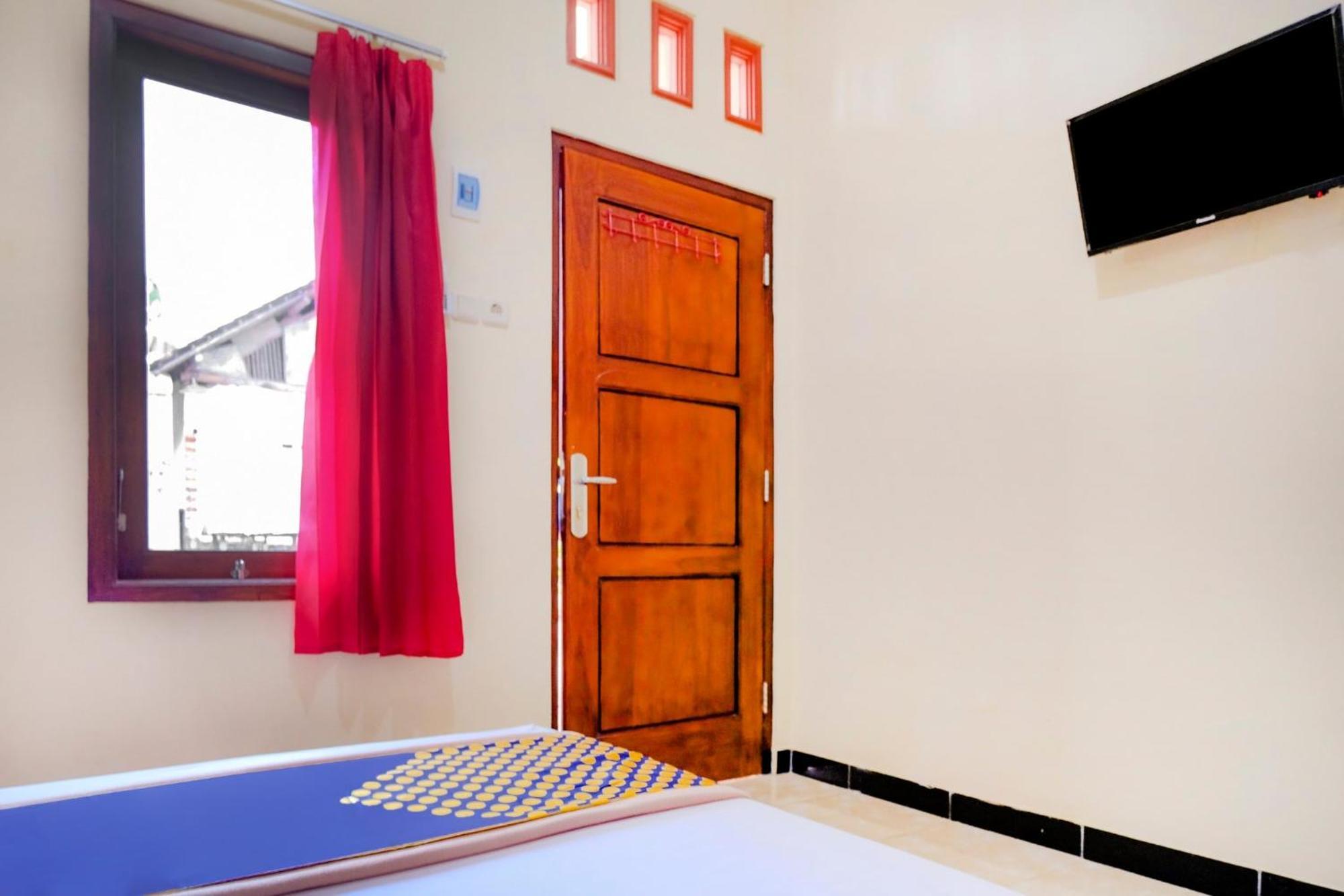 Oyo 2826 Panderman Residence Blitar Eksteriør billede